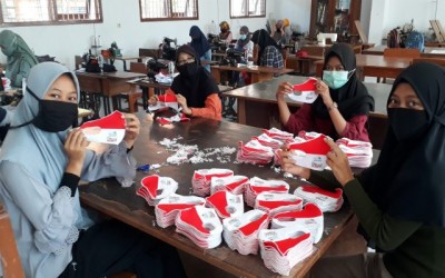 Dipercaya Direktorat, Siswi SMKN 2 Ponorogo Sukses Produksi 5000 Masker
